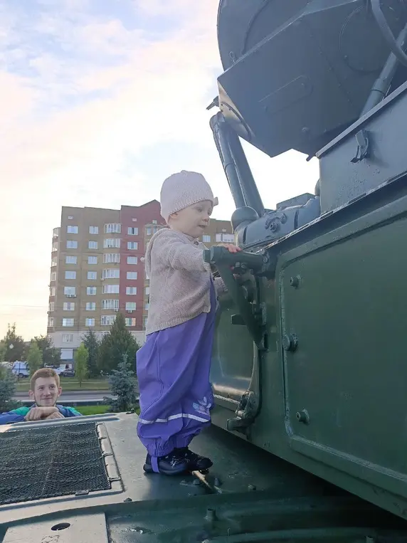Опишите фотографию подробно 