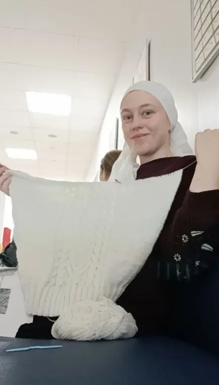Опишите фотографию подробно 