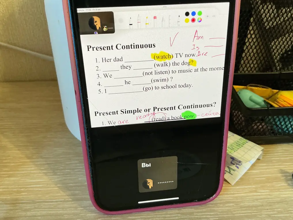 Помоги заполнить пропуски в предложениях, используя Present Continuous, а также выбрать между Present Simple и Present Continuous