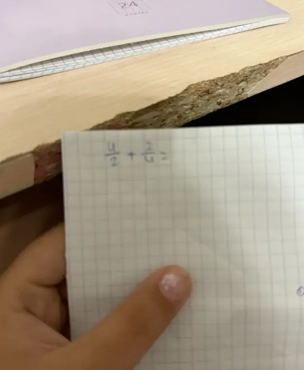 Вычисли сумму дробей $\frac{4}{2} + \frac{2}{4}$