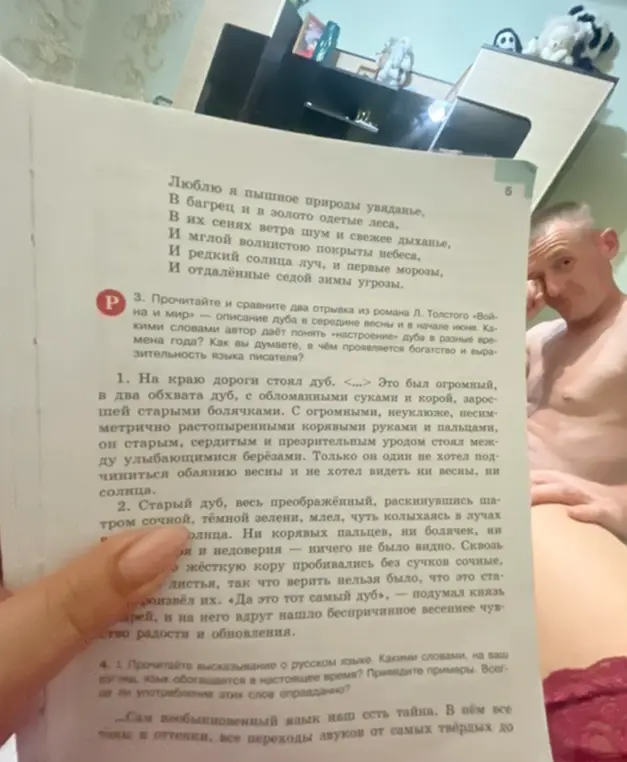 Прочитай и сравни два отрывка из романа Л. Толстого «Война и мир» — описание дуба в середине весны и в начале июня. Какими словами автор даёт понять «настроение» дуба в разные времена года?