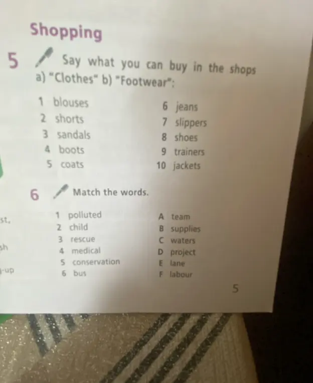 Распредели слова по категориям "Одежда" (Clothes) и "Обувь" (Footwear) и соедини слова