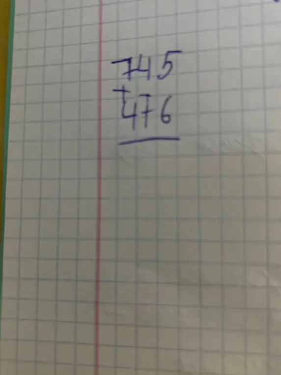 Сложи числа 745 и 476 в столбик
