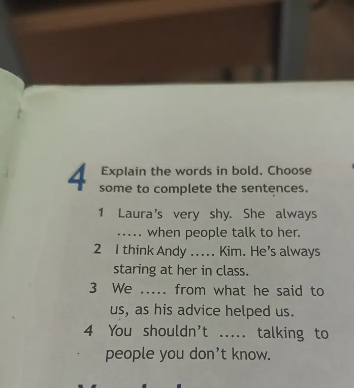 Переведи и вставь пропущенные слова в предложении "Laura's very shy. She always ..... when people talk to her."