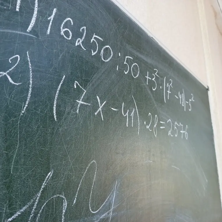 Можешь ли ты решить уравнение, записанное на доске: 16250:50 + 3^2 * (7^2 - 4^2) - 5^2 + (7x - 41) * 28 = 2576?