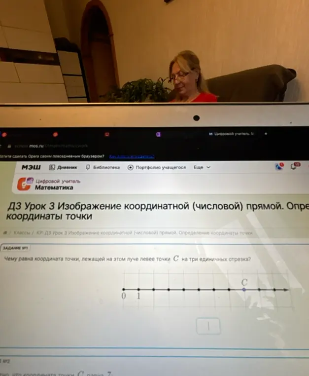Чему равна координата точки, лежащей на луче левее точки С на три единичных отрезка?