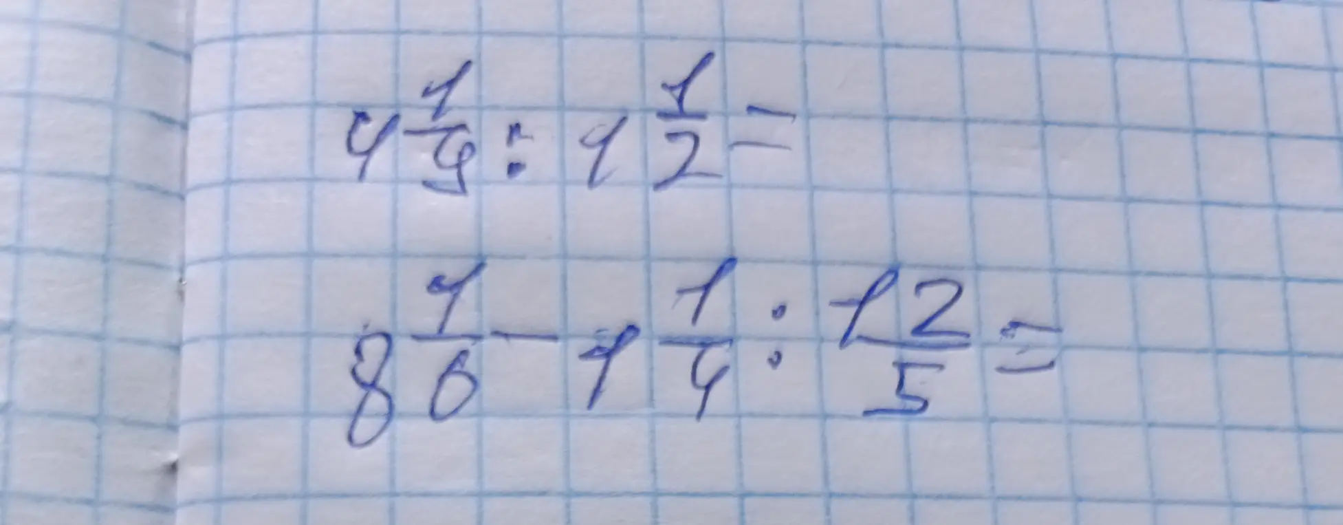 Ты просишь решить примеры: 4 1/4 : 1 1/2 = и 1/86 - 1/4 : 12/5 =