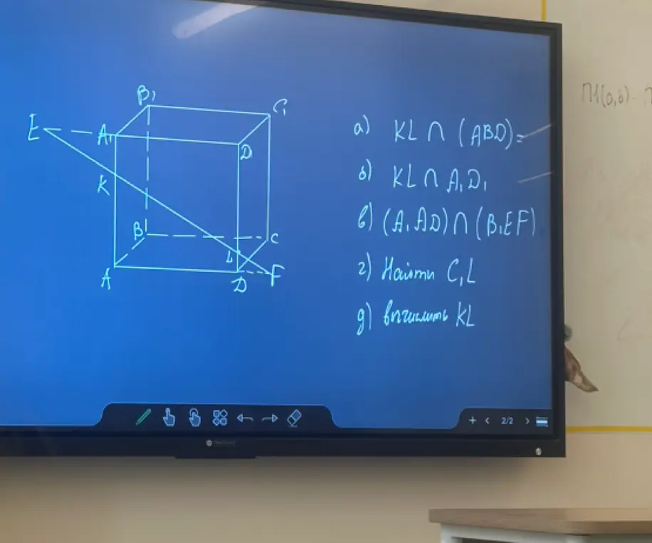 Реши задачу по геометрии: а) KL ∩ (ABD)=, б) KL ∩ AD1, в) (A,AD)∩(B1EF), 2) Найти C,L, д) вычислить KL