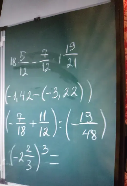 Помоги решить примеры: 1) $18 \frac{5}{12} - \frac{7}{12} \cdot \frac{19}{21}$, 2) $(-1,42 - (-3,22))$, 3) $\left(-\frac{7}{18} + \frac{11}{12}\right) : \left(-\frac{19}{48}\right)$, 4) $\left(-2\frac{2}{3}\right)^3$