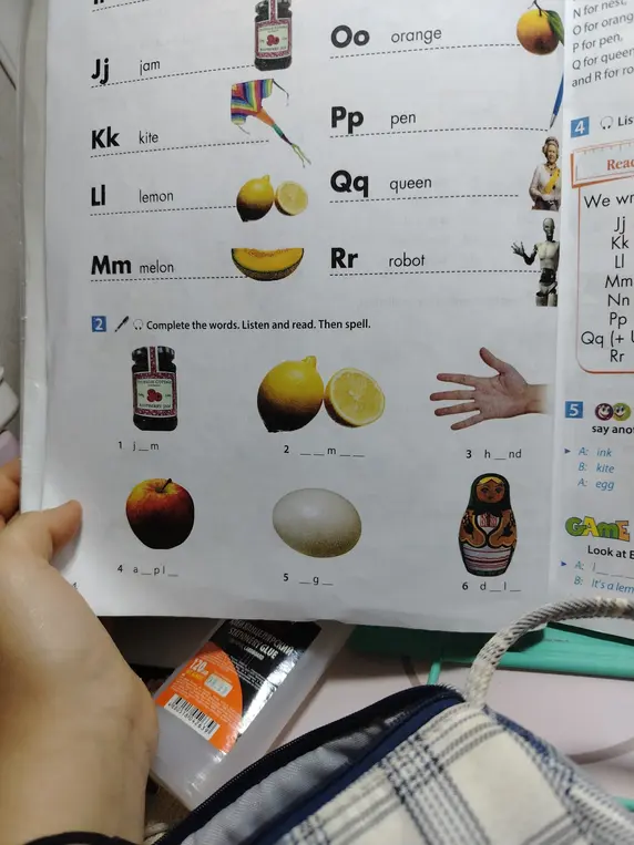 Выполни задание: Complete the words. Listen and read. Then spell