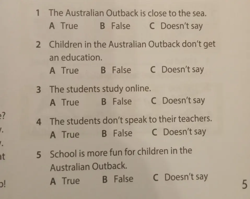 Ты просишь выбрать вариант ответа (True, False, Doesn't say) для утверждения "The Australian Outback is close to the sea".