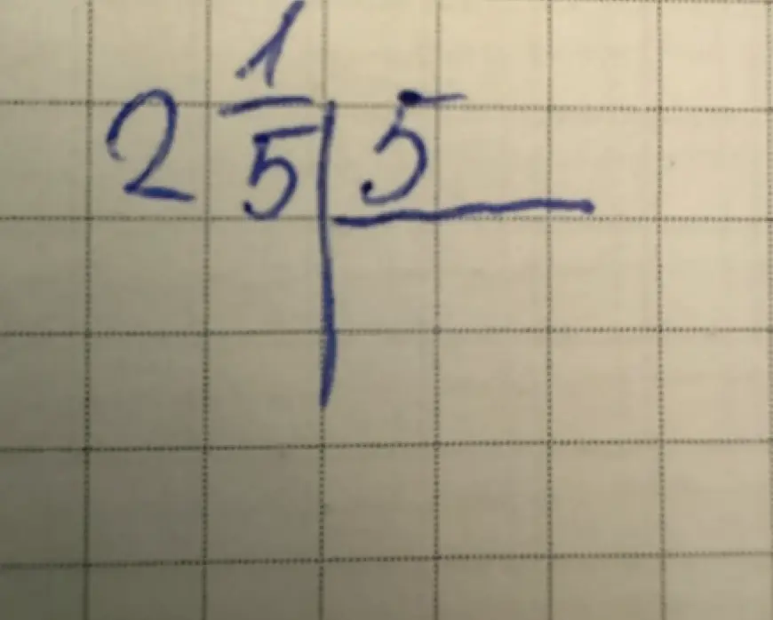 Объясни, как разделить 5 на $2\frac{1}{5}$ столбиком