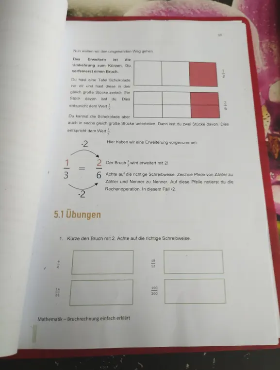 Kürze den Bruch mit 2. Achte auf die richtige Schreibweise.