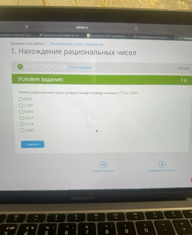 Предлагаешь разделить на две группы слова из букв слова уголёк и определить, какие буквы пишутся после шипящих