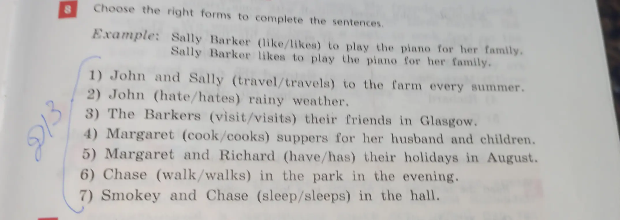 Выбери правильную форму глагола в предложении 'John and Sally (travel/travels) to the farm every summer.'