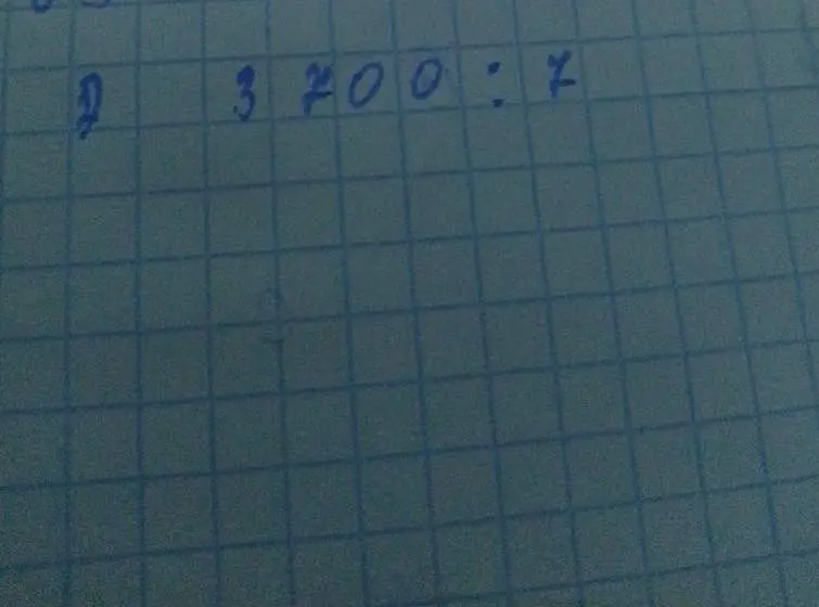 Объясни, как решить пример 3700 / 7 столбиком