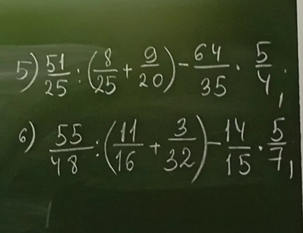 Реши примеры с дробями: 51/25 : (8/25 + 9/20) - 64/35 * 5/4 и 55/48 : (11/16 + 3/32) - 14/15 * 5/7
