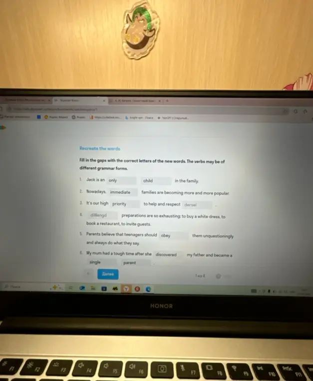 Ты просишь заполнить пропуски правильными буквами новых слов в упражнении по английскому языку.