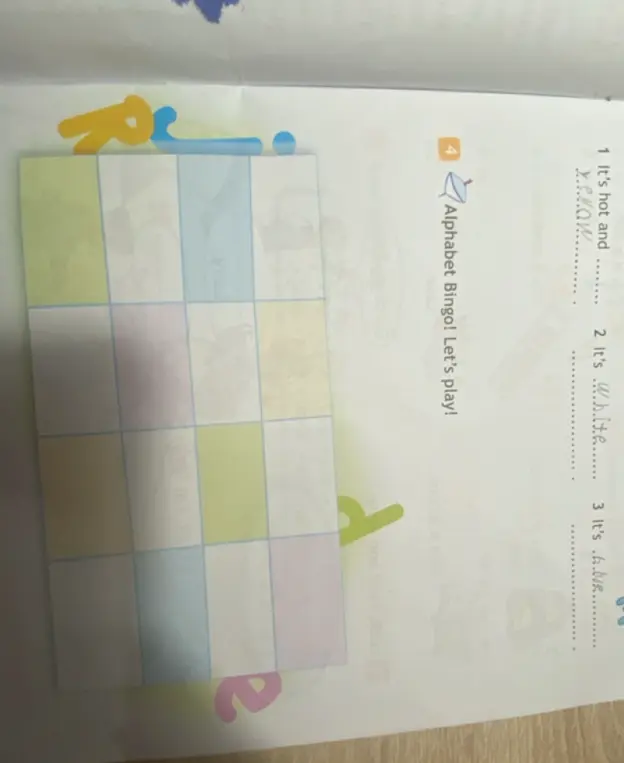Заполни пропуски словами yellow, white, blue