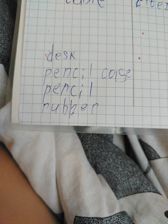 Ты можешь перевести слова 'desk', 'pencil case', 'pencil', 'rubber' и добавить транскрипцию?