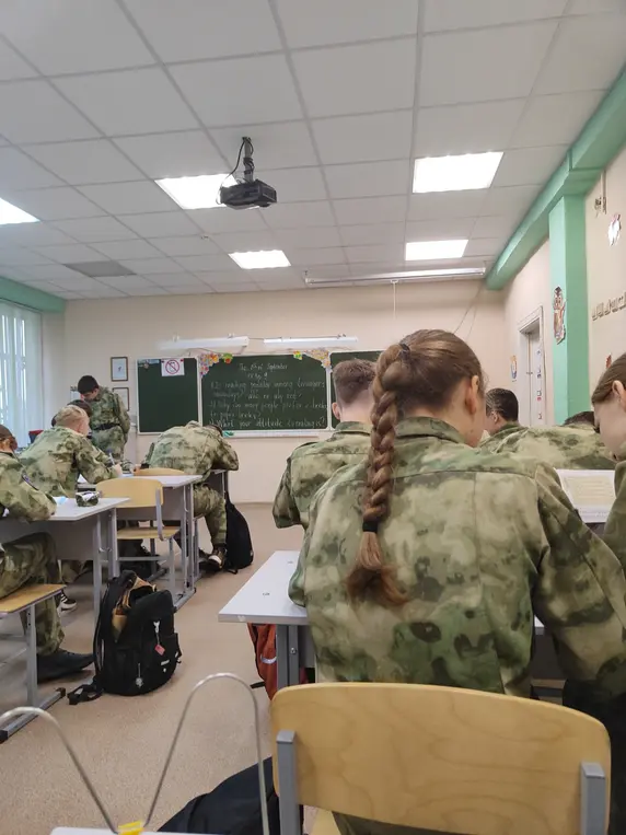 Ответь на вопросы: 1. Reading popular among teenagers nowadays? Why or why not?