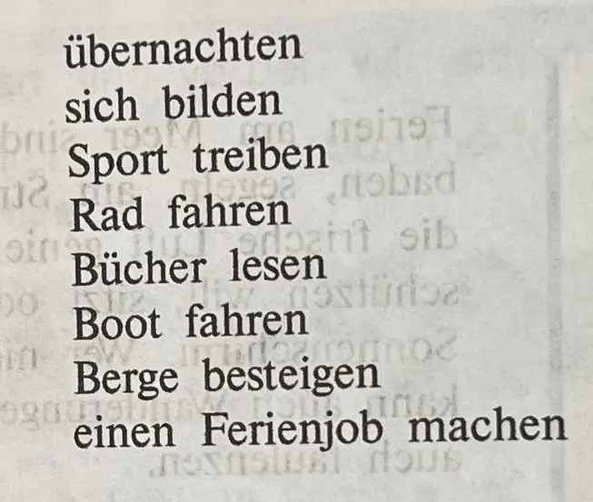 Переведи на русский язык: übernachten, sich bilden, Sport treiben, Rad fahren, Bücher lesen, Boot fahren, Berge besteigen, einen Ferienjob machen