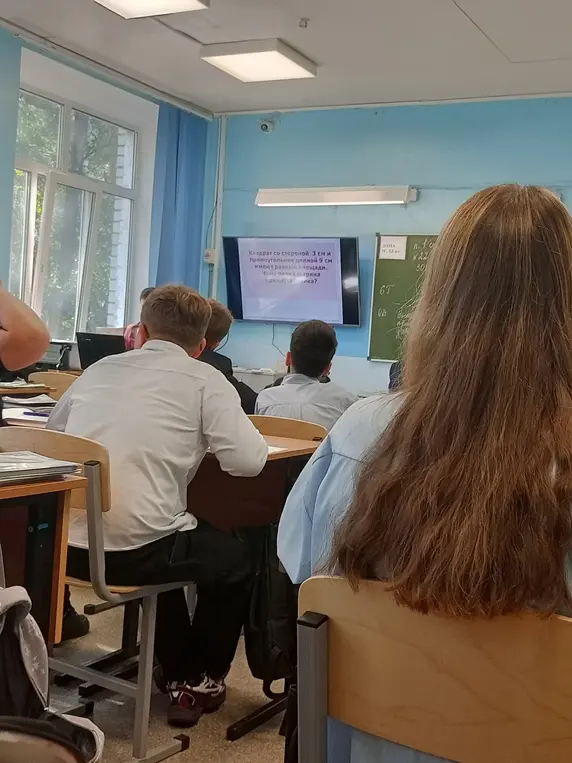 Помоги решить задачу: Квадрат со стороной 3 см и прямоугольник длиной 9 см имеют равные площади. Чему равна ширина прямоугольника?