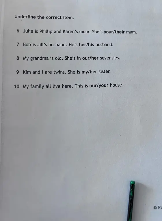 Помоги мне подчеркнуть правильный вариант в задании, например: Julie is Phillip and Karen's mum. She's your/their mum.