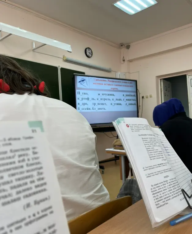 Распредели слова в две колонки, вставь гласные и выдели корень: п_тно, жемчужина, в шнëвый...