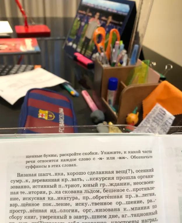 Ты просишь вставить пропущенные буквы, определить часть речи и обозначить суффиксы в словах.