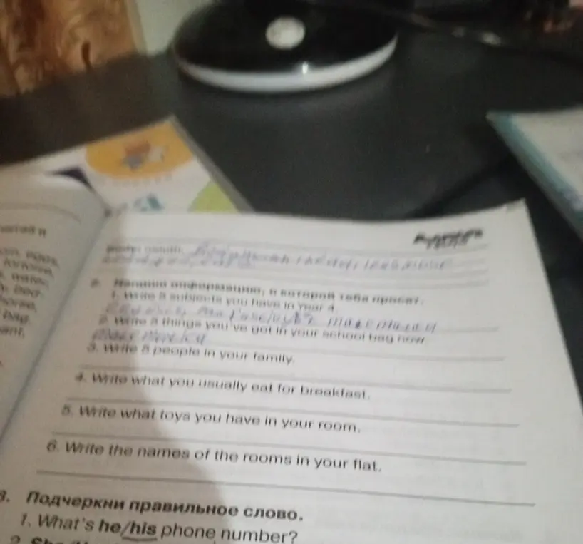 Ты просишь написать 3 вещи, которые есть в твоём рюкзаке сейчас, написать 5 человек в семье, и подчеркнуть правильное слово в предложении What's he/his phone number?