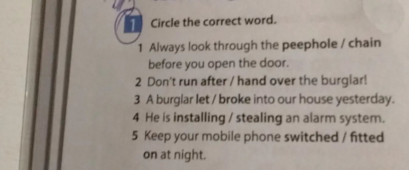 Помоги выбрать правильное слово в предложении: Always look through the peephole / chain before you open the door