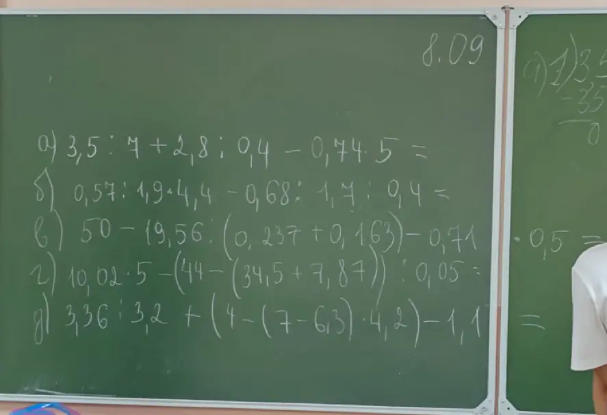 Реши примеры: а) 3,5:7+2,8; 0,4-0,74.5 = 