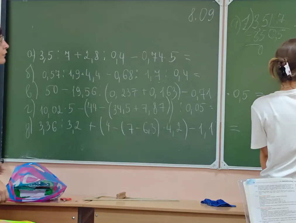 Реши примеры: 3,5 : 7 + 2,8; 0,4 - 0,74.5