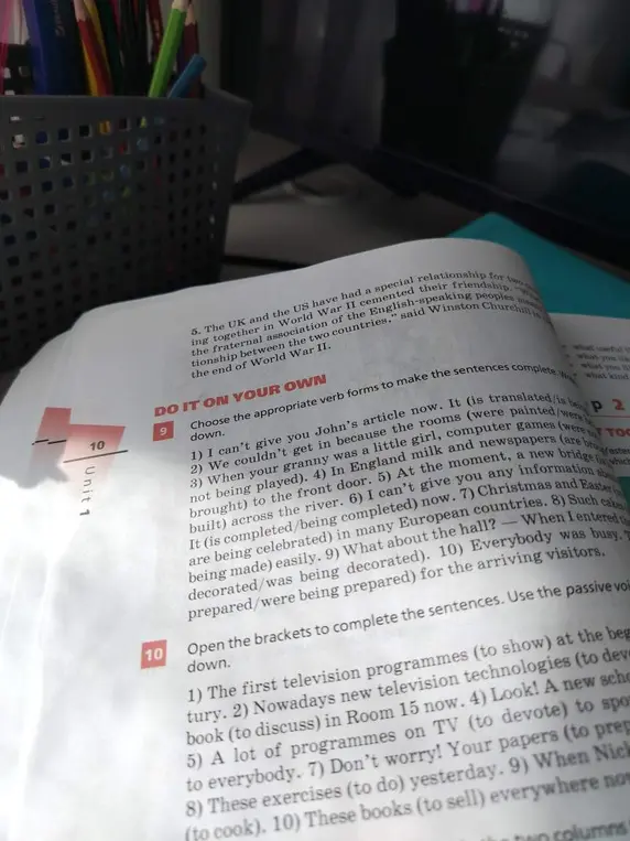 Ты просишь выбрать подходящие формы глаголов, чтобы закончить предложения и раскрыть скобки, чтобы закончить предложения, используя пассивный залог.