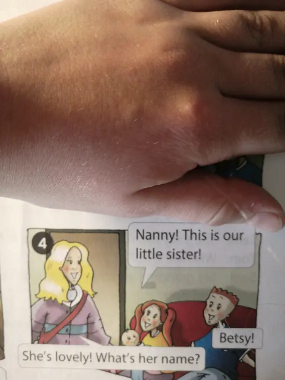 Переведи на русский язык текст: Nanny! This is our little sister! Betsy! She's lovely! What's her name?