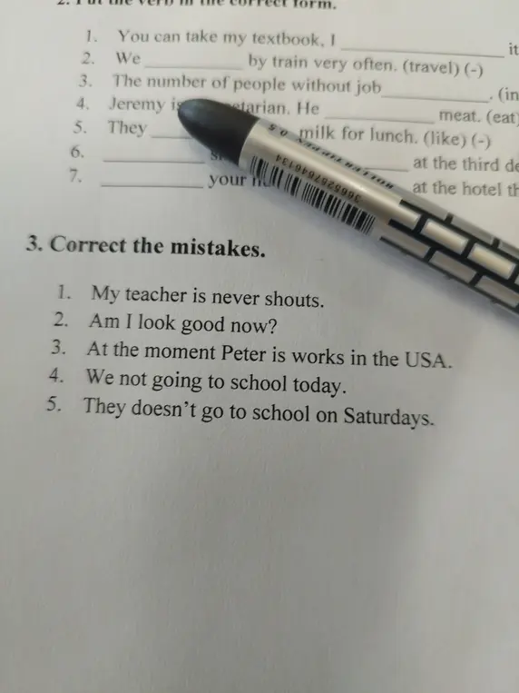 Можешь ли ты исправить ошибки в предложении 'My teacher is never shouts'?