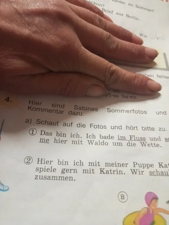 Переведи на русский язык предложение 'Das bin ich. Ich bade im Fluss und sonne me hier mit Waldo um die Wette'