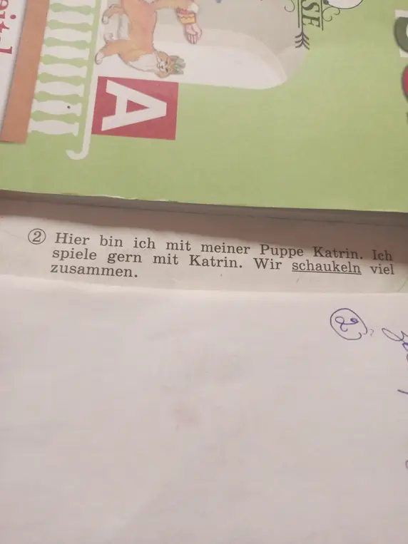 Переведи текст "Hier bin ich mit meiner Puppe Katrin. Ich spiele gern mit Katrin. Wir schaukeln viel zusammen" на русский язык