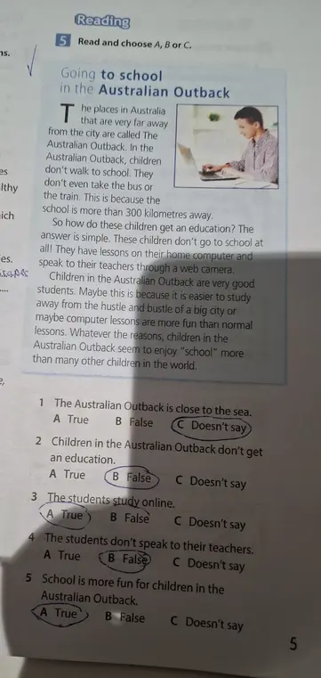 Выбери правильный ответ на вопросы по тексту 'Going to school in the Australian Outback', начиная с вопроса 'The Australian Outback is close to the sea.'