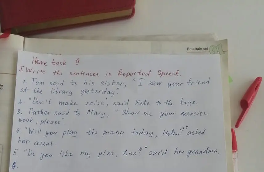 Можешь ли ты перефразировать предложения в косвенной речи: 'Tom said to his sister, "I saw your friend at the library yesterday."'?