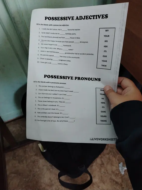 Ты просишь заполнить пропуски в упражнениях на притяжательные прилагательные и местоимения.