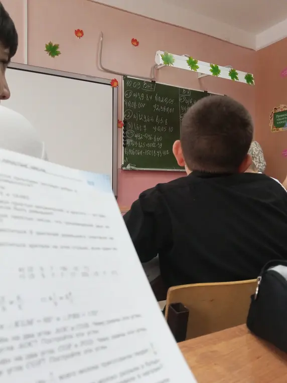 Ты просишь меня решить примеры на сложение, вычитание, умножение и деление с десятичными дробями и большими числами из заданий на доске