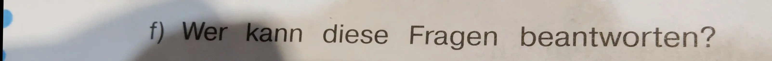 Переведи предложение "Wer kann diese Fragen beantworten?"