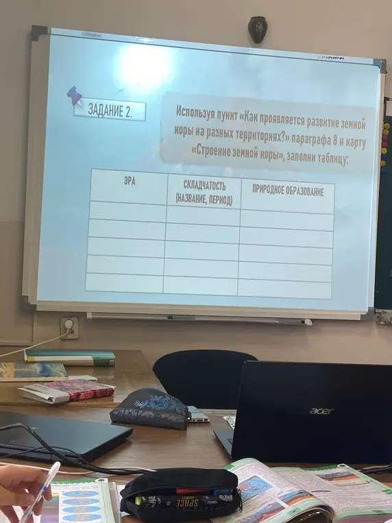 Заполни таблицу, используя пункт «Как проявляется развитие земной коры на разных территориях?» параграфа 8 и карту «Строение земной коры»