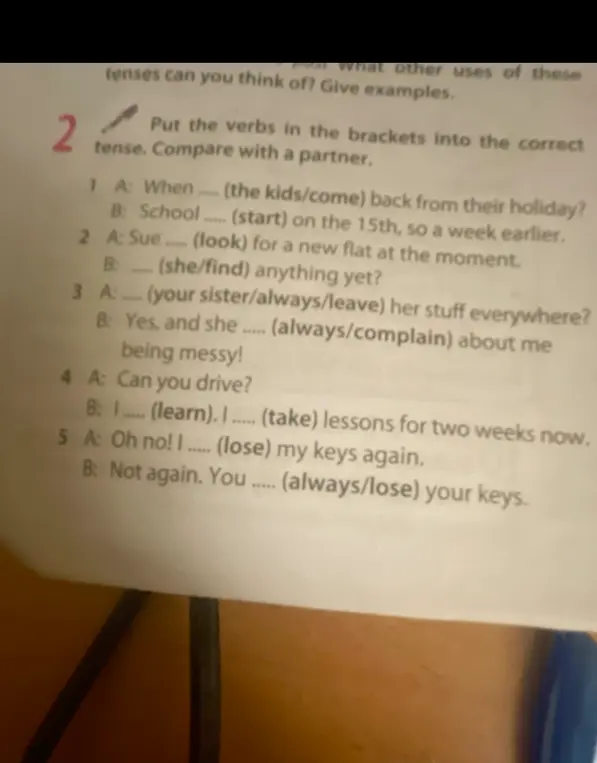 Помоги вставить глаголы в скобках в правильное время в предложении 'When.... (the kids/come) back from their holiday?'