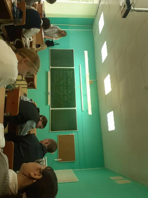 Ты спрашиваешь, что это за город, в какой он стране, город это или деревня, и какая там самая интересная достопримечательность?