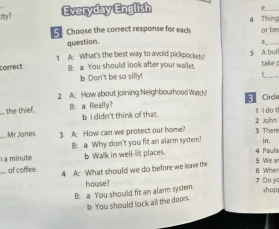 Выбери правильный ответ на вопрос 'What's the best way to avoid pickpockets?'