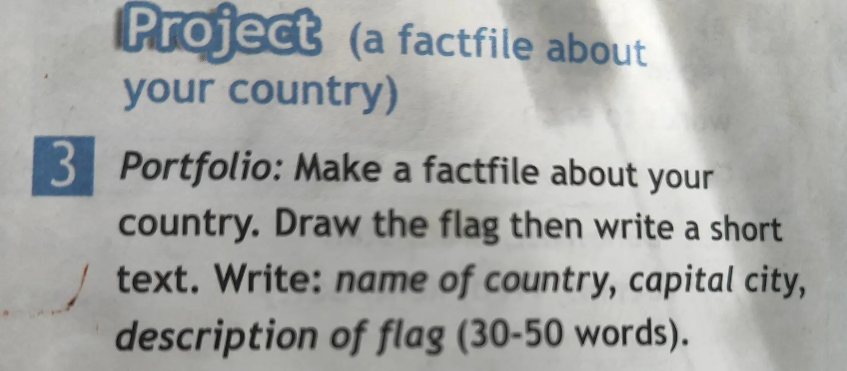 Ты можешь написать factfile о стране (не Россия)? Нужно нарисовать флаг, написать название, столицу и описание флага (30-50 слов)