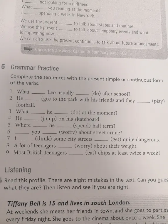Помоги заполнить пропуски в предложениях, используя present simple или continuous form of the verbs.